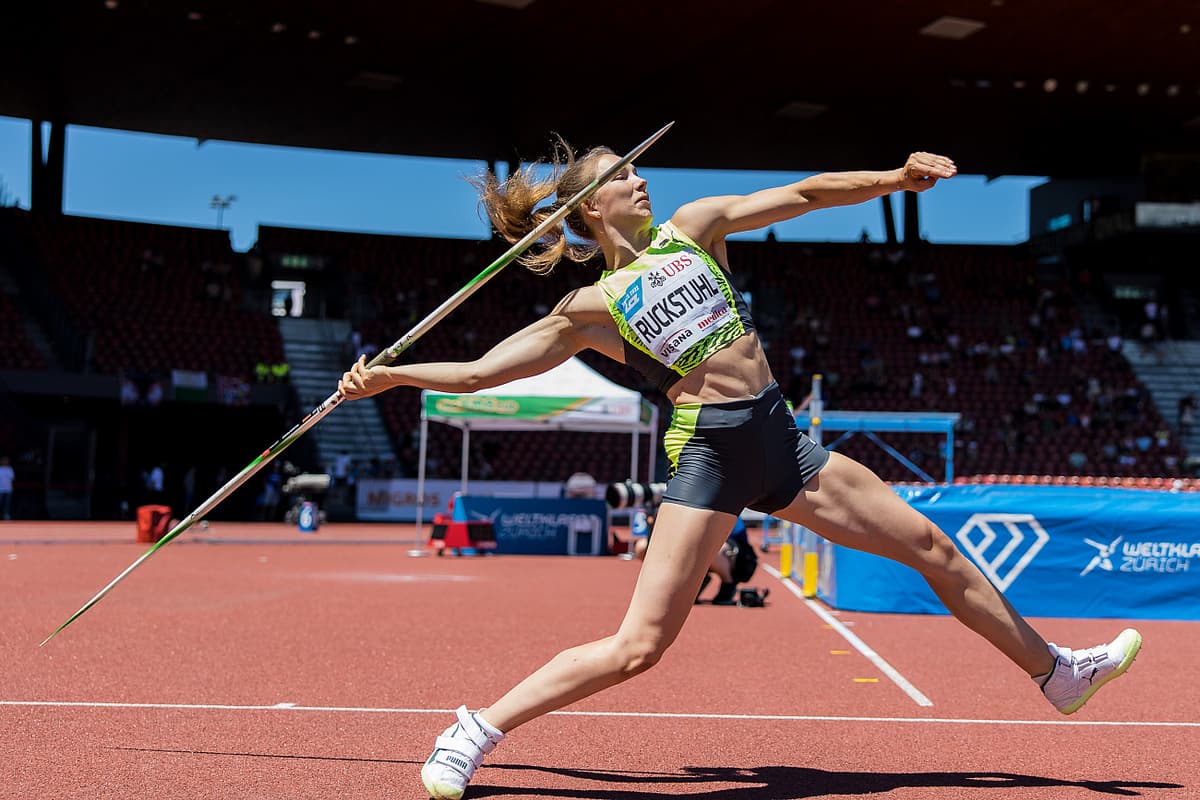 Géraldine Ruckstuhl throwing javelin